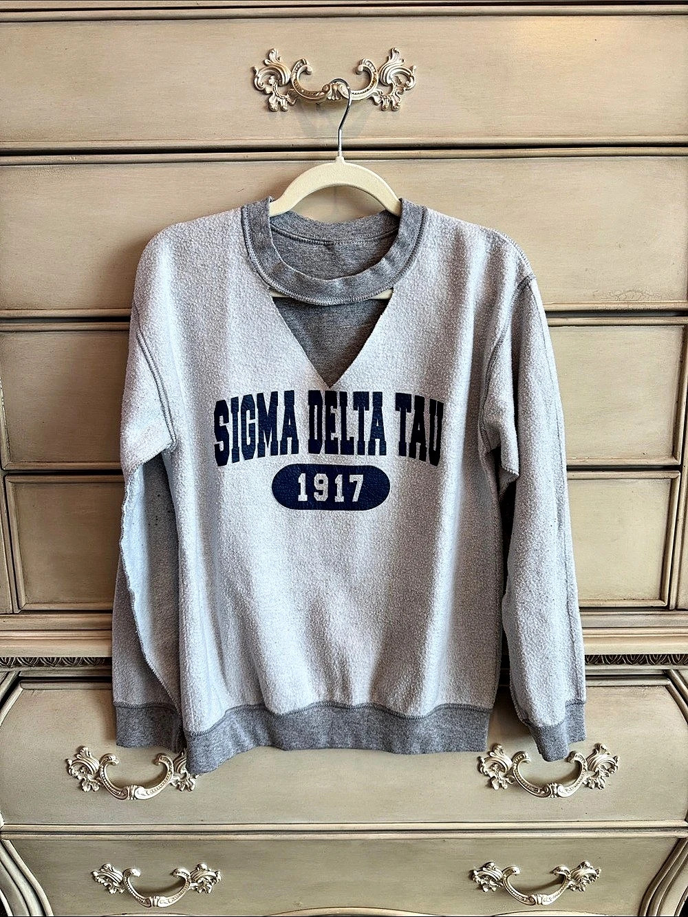 Sigma Delta Tau 1917 Graphic Sweatshirt in Gray